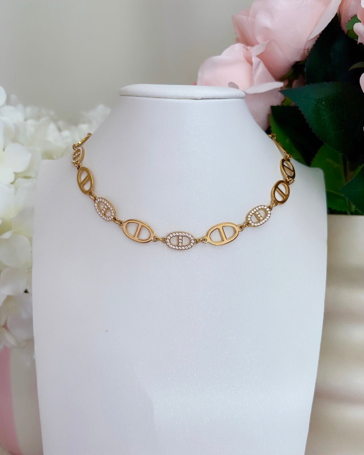 COLLIER ARI