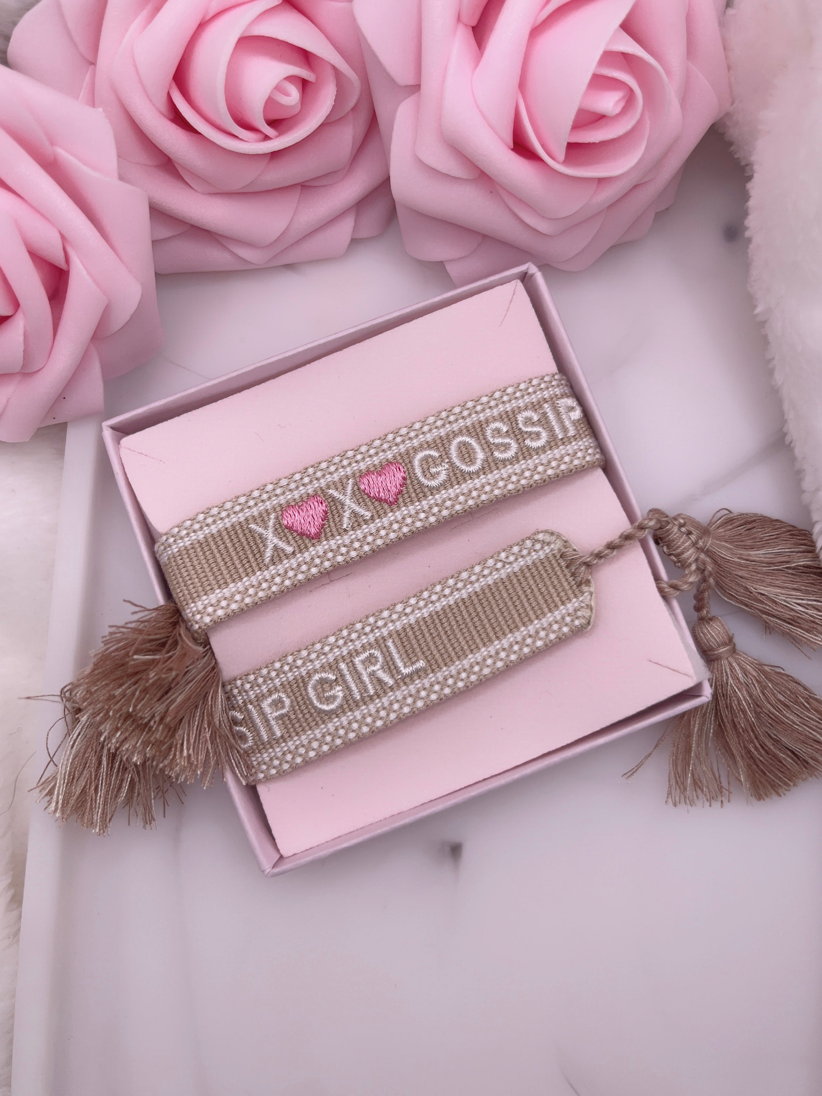 BRACELET BRODÉ GOSSIP GIRL CŒUR