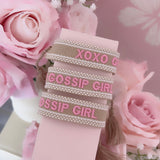 Bracelet brodé « XOXO GOSSIP GIRL   » beige rose