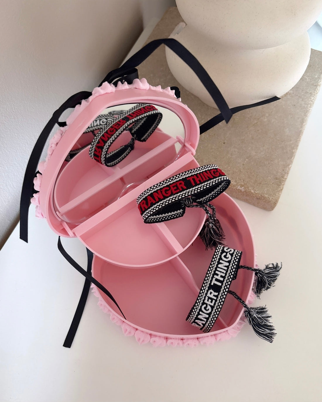 LOT BOÎTE À BIJOUX STRANGER THINGS + BIJOUX