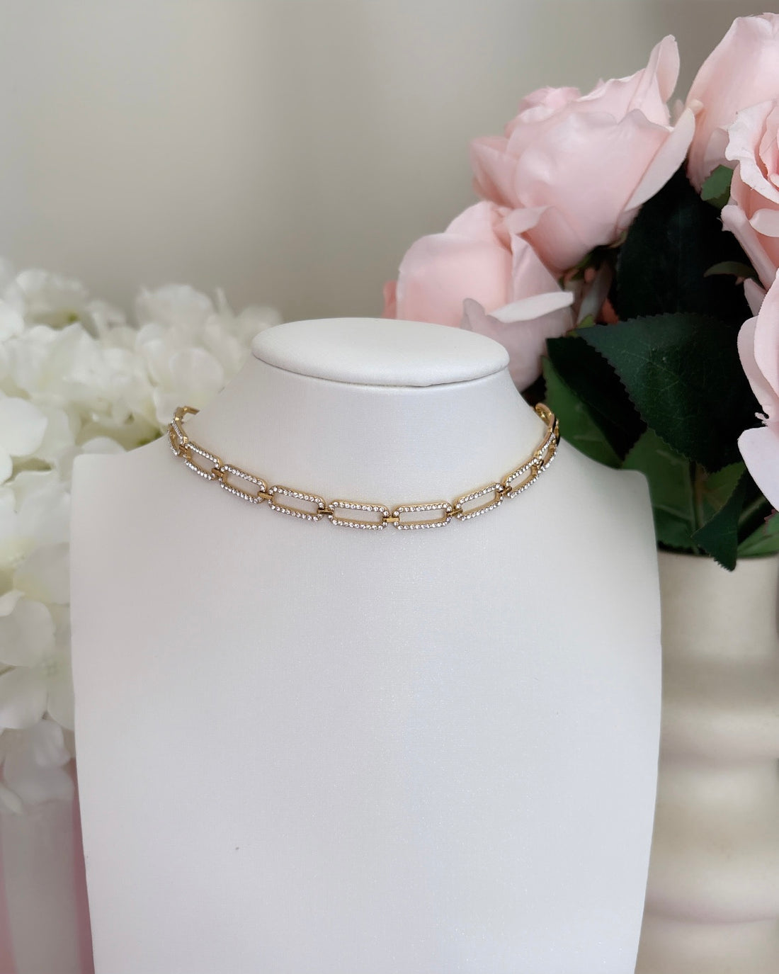 COLLIER LISA