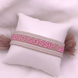 Bracelet brodé « XOXO GOSSIP GIRL   » beige rose