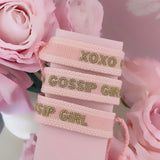 Bracelet brodé « XOXO GOSSIP GIRL   » rose et doré