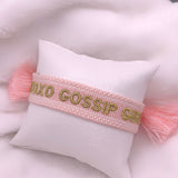 Bracelet brodé « XOXO GOSSIP GIRL   » rose et doré