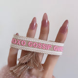 Bracelet brodé « XOXO GOSSIP GIRL   » beige rose